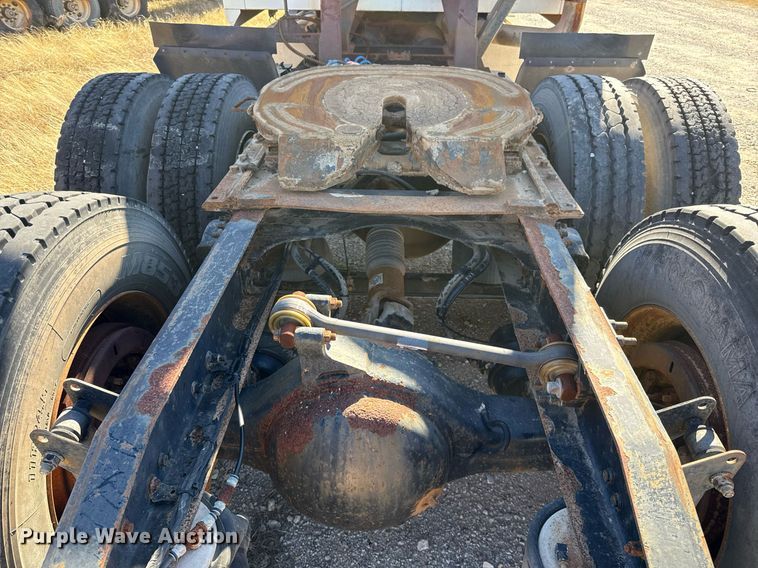 image for item DT5479 2005 Mack CXN613 semi truck