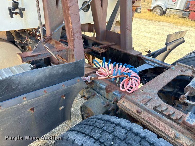 image for item DT5479 2005 Mack CXN613 semi truck