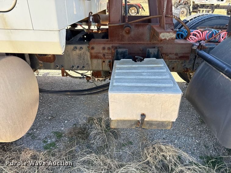 image for item DT5479 2005 Mack CXN613 semi truck