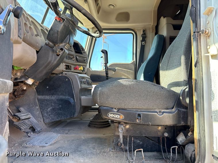 image for item DT5479 2005 Mack CXN613 semi truck