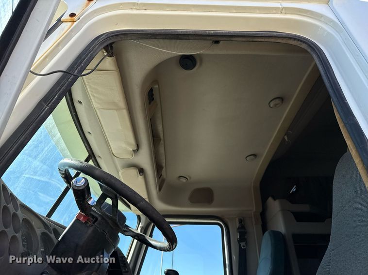 image for item DT5479 2005 Mack CXN613 semi truck