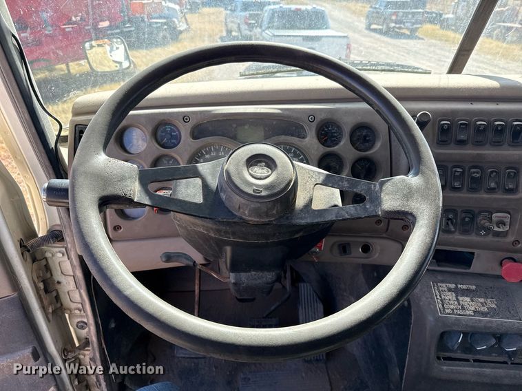 image for item DT5479 2005 Mack CXN613 semi truck