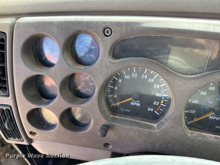 image for item DT5479 2005 Mack CXN613 semi truck