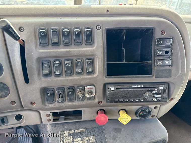 image for item DT5479 2005 Mack CXN613 semi truck