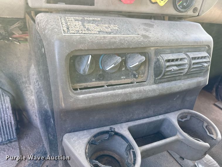 image for item DT5479 2005 Mack CXN613 semi truck