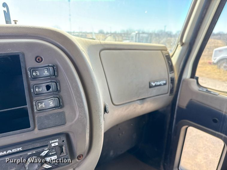 image for item DT5479 2005 Mack CXN613 semi truck