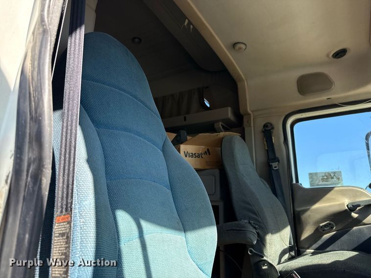 image for item DT5479 2005 Mack CXN613 semi truck