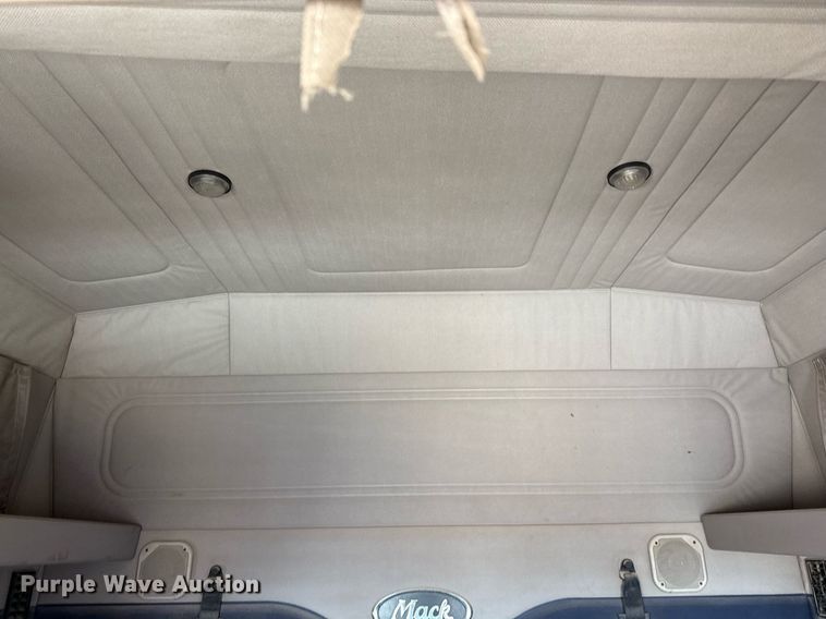 image for item DT5479 2005 Mack CXN613 semi truck