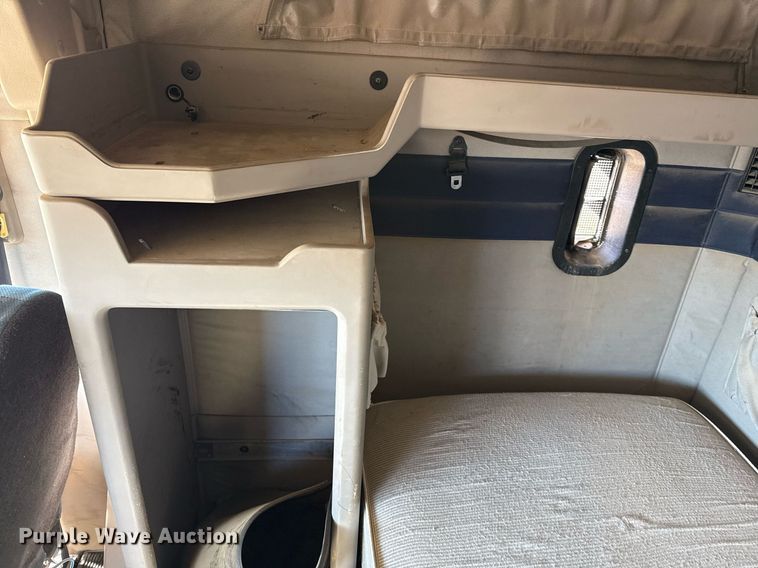 image for item DT5479 2005 Mack CXN613 semi truck