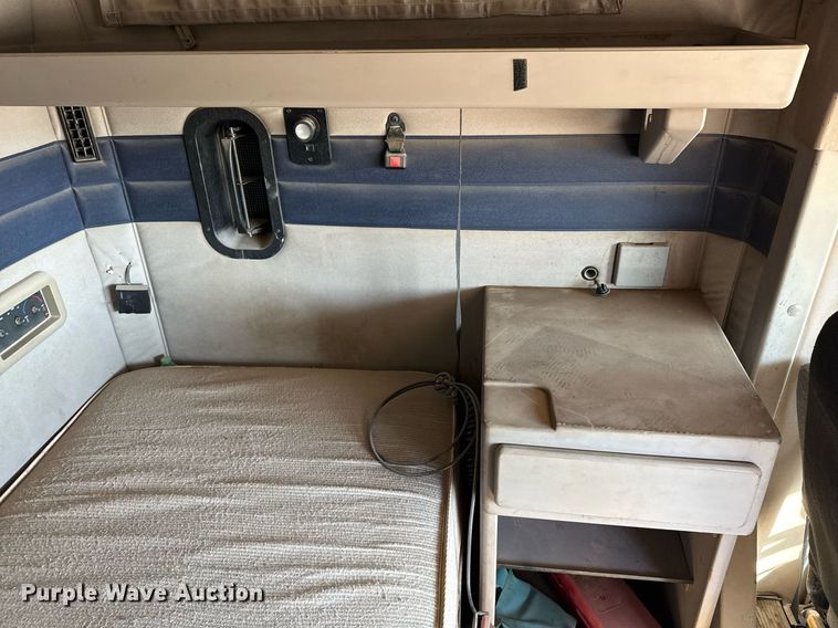 image for item DT5479 2005 Mack CXN613 semi truck