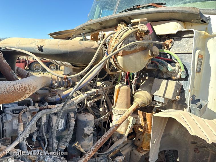 image for item DT5479 2005 Mack CXN613 semi truck