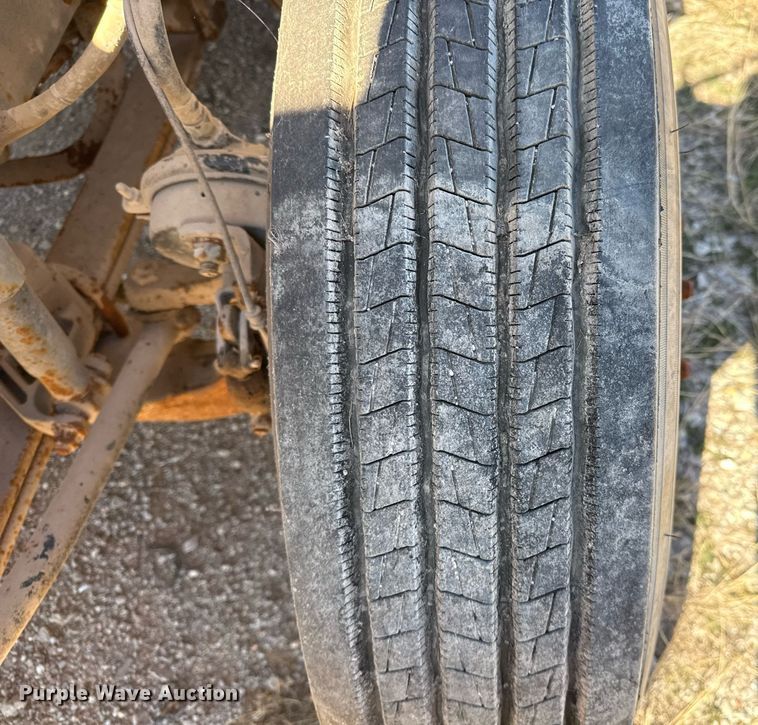 image for item DT5479 2005 Mack CXN613 semi truck