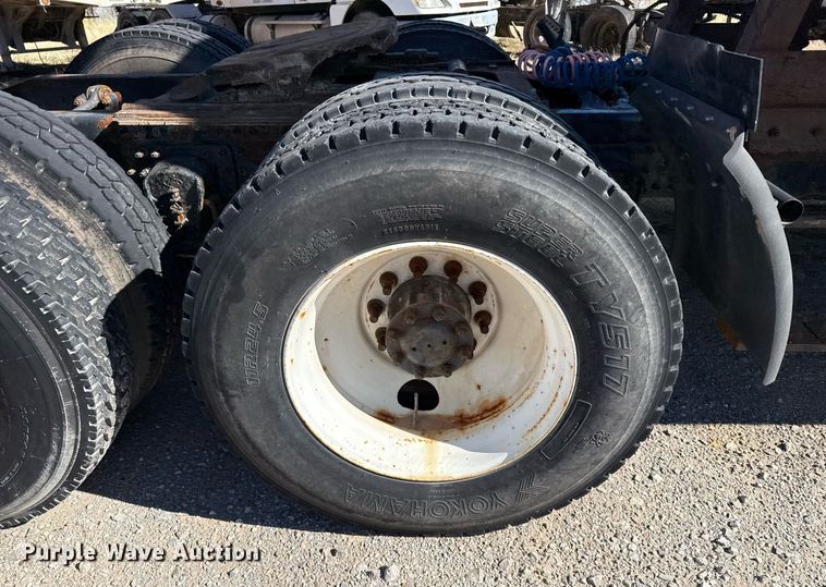 image for item DT5479 2005 Mack CXN613 semi truck