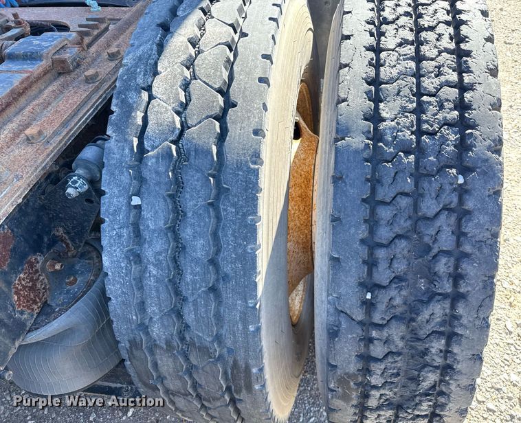 image for item DT5479 2005 Mack CXN613 semi truck