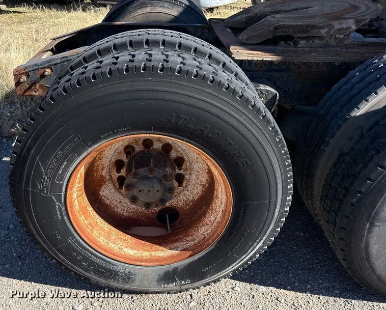 image for item DT5479 2005 Mack CXN613 semi truck