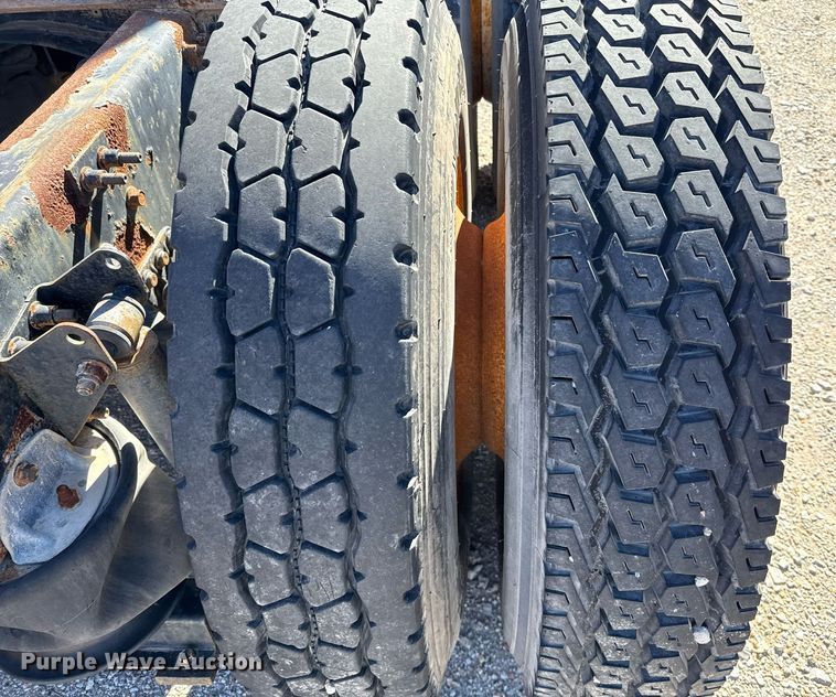 image for item DT5479 2005 Mack CXN613 semi truck