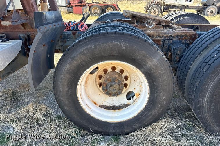 image for item DT5479 2005 Mack CXN613 semi truck