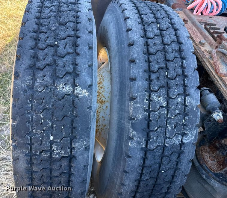 image for item DT5479 2005 Mack CXN613 semi truck