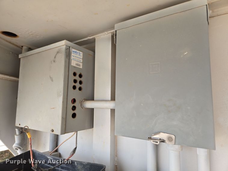 image for item DT5482 2006 WW enclosed cargo trailer