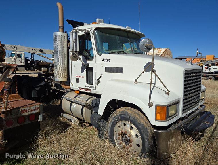image for item EE0014 2009 Mack CHU613 semi truck