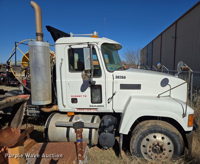 image for item EE0014 2009 Mack CHU613 semi truck