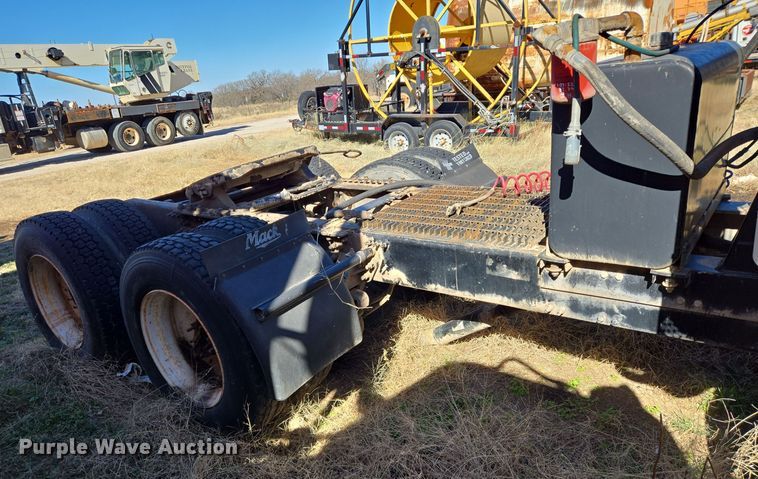 image for item EE0014 2009 Mack CHU613 semi truck