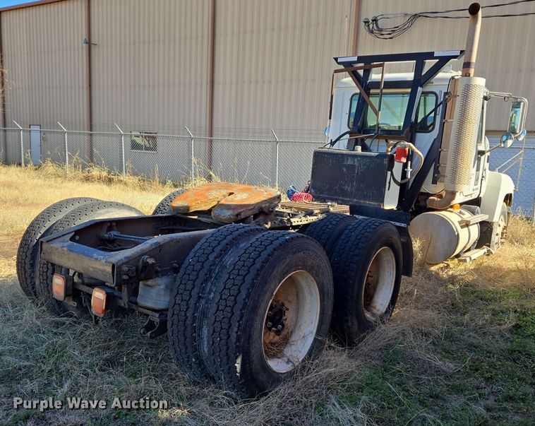 image for item EE0014 2009 Mack CHU613 semi truck