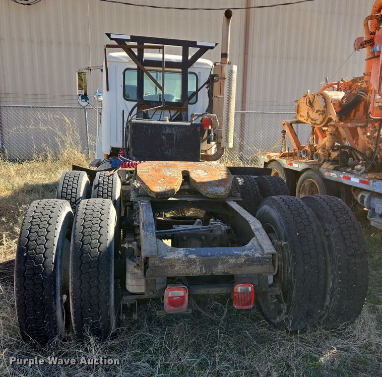 image for item EE0014 2009 Mack CHU613 semi truck