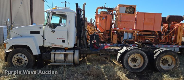 image for item EE0014 2009 Mack CHU613 semi truck