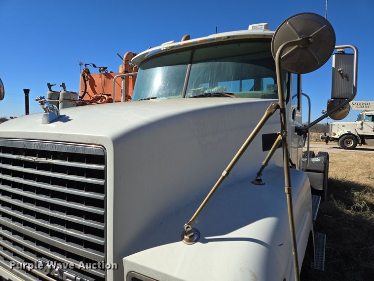 image for item EE0014 2009 Mack CHU613 semi truck