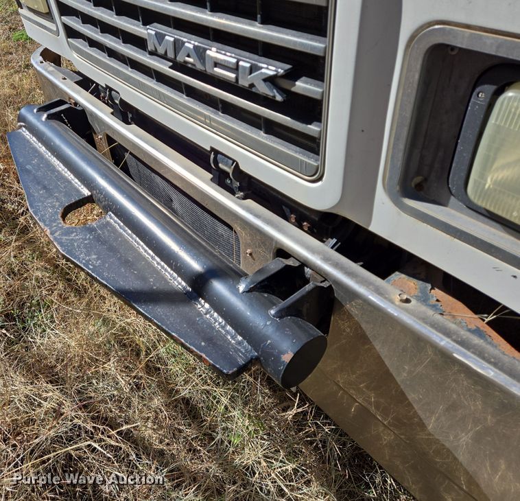 image for item EE0014 2009 Mack CHU613 semi truck