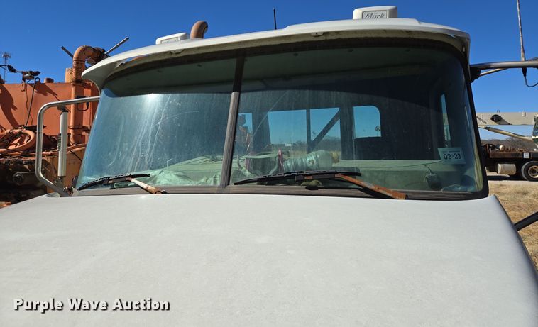 image for item EE0014 2009 Mack CHU613 semi truck