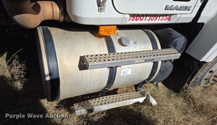 image for item EE0014 2009 Mack CHU613 semi truck