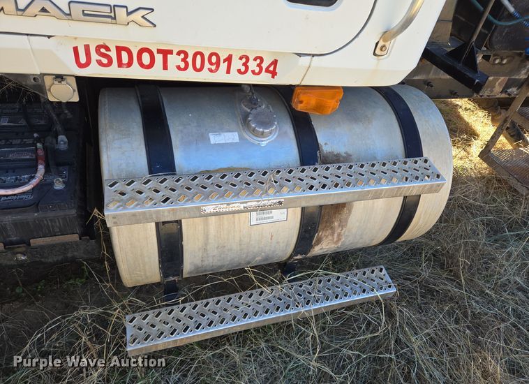 image for item EE0014 2009 Mack CHU613 semi truck