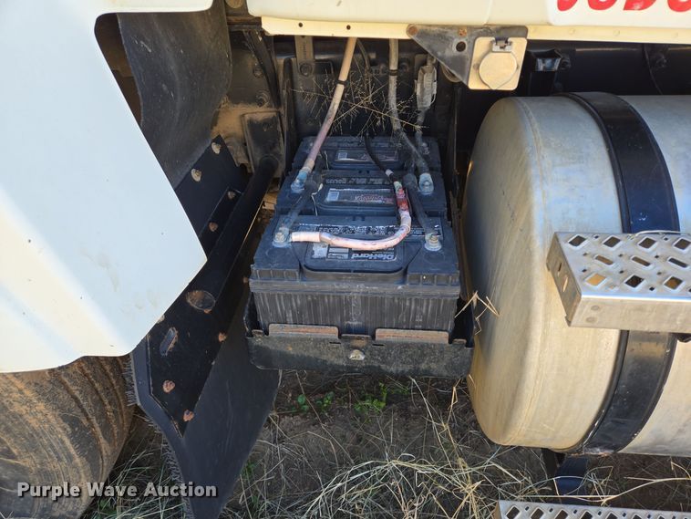 image for item EE0014 2009 Mack CHU613 semi truck