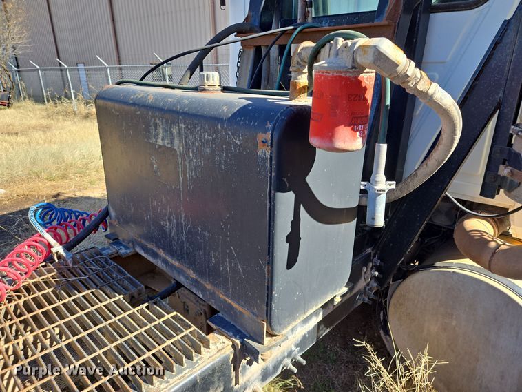 image for item EE0014 2009 Mack CHU613 semi truck