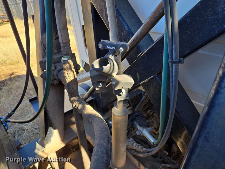 image for item EE0014 2009 Mack CHU613 semi truck