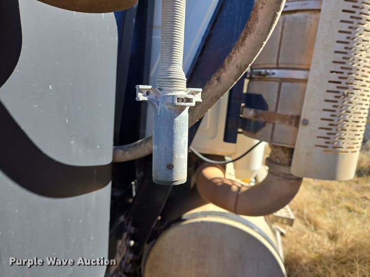 image for item EE0014 2009 Mack CHU613 semi truck