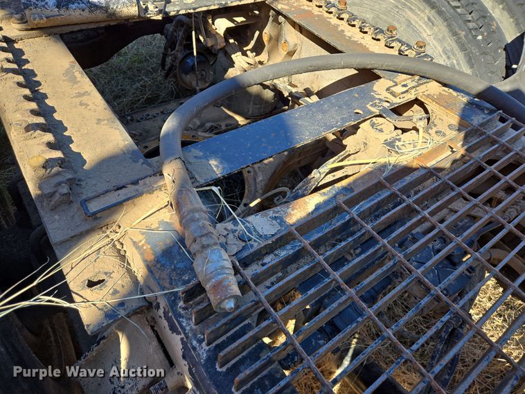 image for item EE0014 2009 Mack CHU613 semi truck