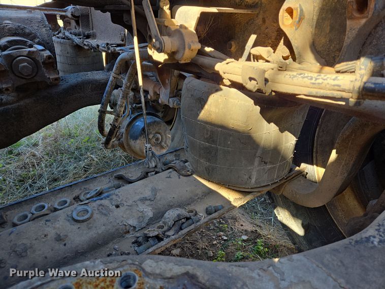 image for item EE0014 2009 Mack CHU613 semi truck