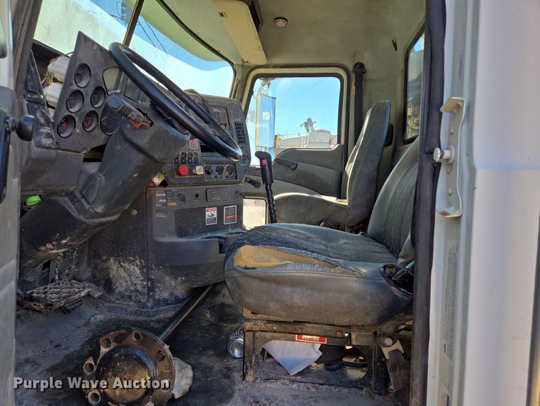 image for item EE0014 2009 Mack CHU613 semi truck