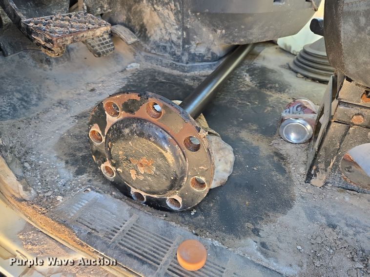 image for item EE0014 2009 Mack CHU613 semi truck