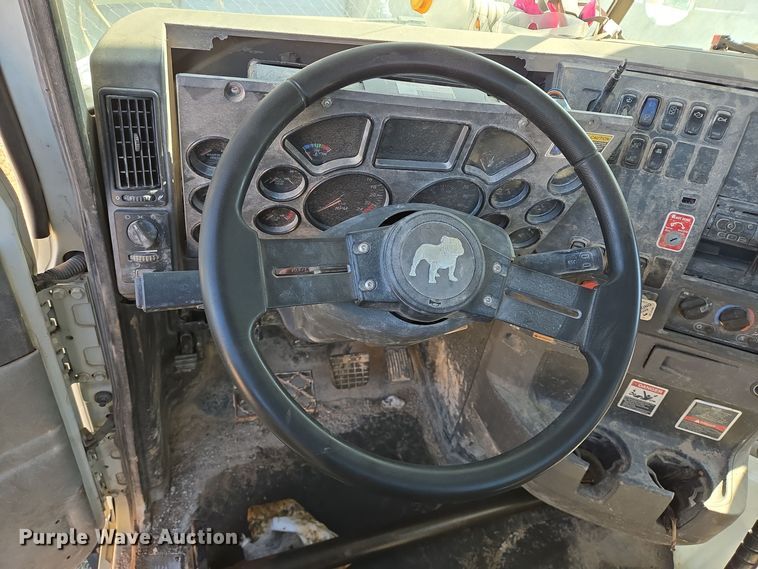 image for item EE0014 2009 Mack CHU613 semi truck