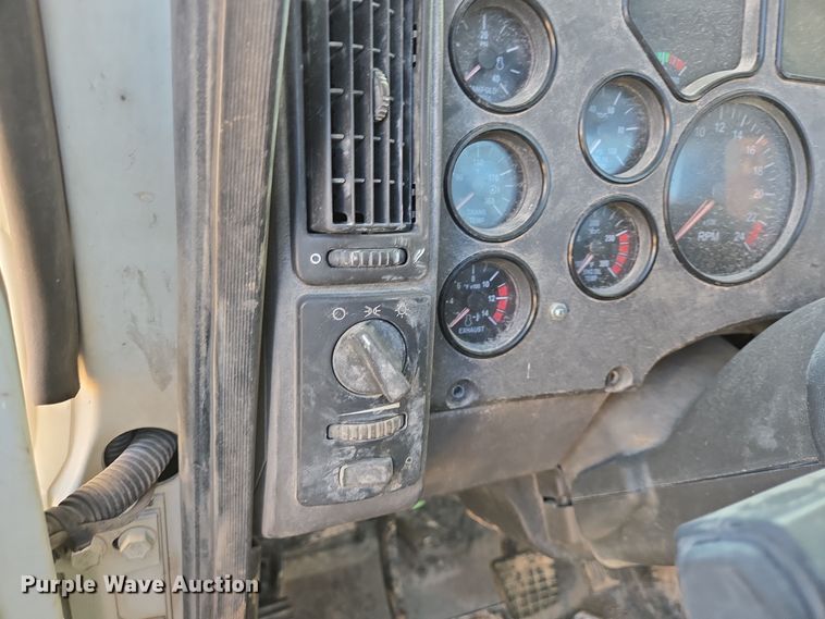 image for item EE0014 2009 Mack CHU613 semi truck