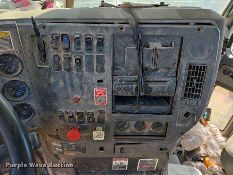 image for item EE0014 2009 Mack CHU613 semi truck