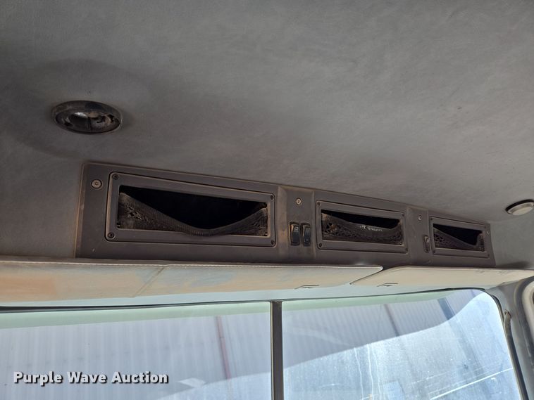 image for item EE0014 2009 Mack CHU613 semi truck