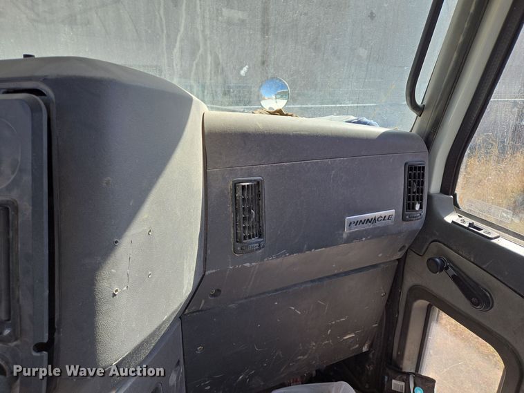 image for item EE0014 2009 Mack CHU613 semi truck