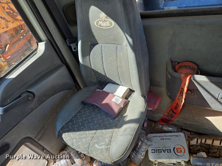 image for item EE0014 2009 Mack CHU613 semi truck