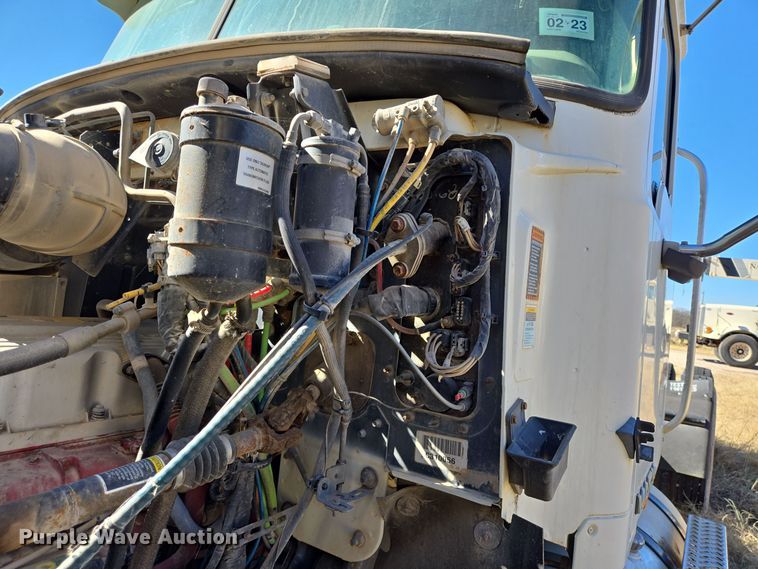 image for item EE0014 2009 Mack CHU613 semi truck