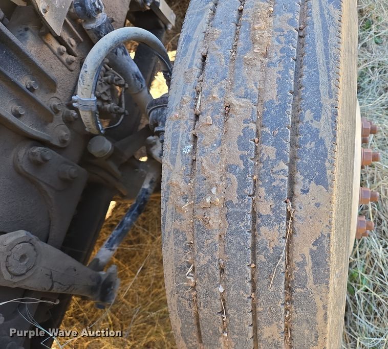 image for item EE0014 2009 Mack CHU613 semi truck